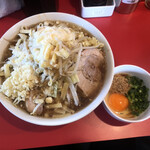 ラーメン千乃介 - 中ラーメン豚2枚にダブルチーズ（ニンニク、ショウガ少し）とスキヤキ生たまご