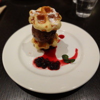 カンティネッタバズ - チョコレートのアイスとワッフル