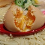 鯛塩そば 灯花 - 味玉の中身