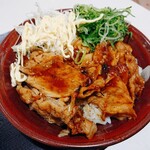 肉のヤマ牛 - 肩ロース焼き肉 豚丼・中盛 (590円・税込)