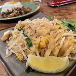 モンスーンカフェ - パッタイ　海鮮焼きビーフン。奥にパクチー。レモンを絞って混ぜると見事にまとまります