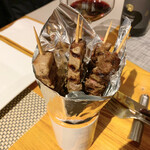 トラットリア ダイ パエサーニ - 羊肉の串焼き アロスティチーニ（5本1400円）
