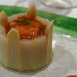 ラ・ヴァガボンド - ７-３）〈ロワール産〉ホワイトアスパラガスとズワイ蟹のシャルロット　ソースアメリケーヌ