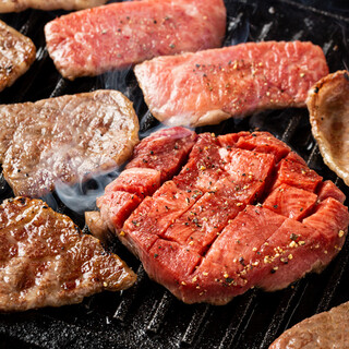 柔嫩多汁的精選肉品搭配自家製特製醬汁。