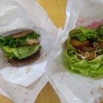 モスバーガー 秋田広面店 - （左）にくにくにくバーガー：８７０円+（右）きんにくにくバーガー：７２０円（各税込）【２０２２年３月撮影】