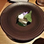 センティウ - サワーポメロのセミフレッド　佐多の塩のジェラート　蓬のソース