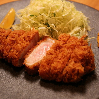 The classic pork cutlet is juicy and full of volume◎