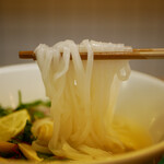 Noodle House Laundry - 平らな麺はツルツル食感