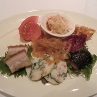 南国酒家 原宿本店 -  『ふくあわび』特別コース　冷菜の盛り合わせ  
                  