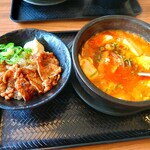 カルビ丼とスン豆腐専門店 韓丼 - ホルモンスン豆腐+焼肉丼ミニ(¥990)