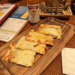 恵比壽ビヤホール - 6種チーズのスクエアピザ。ハバネロソースかけて。