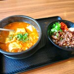 カルビ丼とスン豆腐専門店 韓丼 - 海鮮スン豆腐+キムチカルビ丼ミニ(¥1,080)