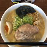 北海道ラーメン 赤レンガ - ネギの下には、もやしとキャベツ。囲むように、メンマ、チャーシュー、半分煮卵、海苔。