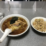 生駒軒 - 半ちゃんラーメン880円