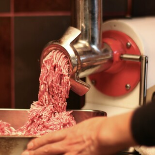 赤牛100％の自家製ひき肉の炭焼きハンバーグ