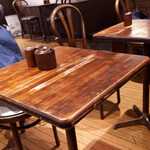 椅子やテーブルも昭和の雰囲気満載