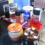 麺酒房 龍安 - 卓上調味料