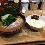 Yokohama Iekei Samurai - ラーメン麺増し 半ライス