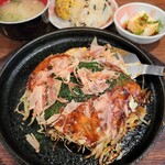 広島風お好み焼　青葉 - お好み定食。お好み焼きは、ちょっと小さめでしょうか。