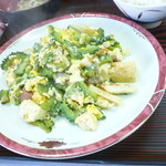 嶺吉食堂 - 友人はゴーヤチャンプル食べてました
