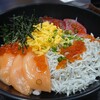 Uminosachitoyamanosachisurugashokudouneopasasurugawannumadukudari - サーモンしらすマグロ丼
