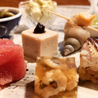 浅草じゅうろく - 湯葉刺し、枝豆とアスパラのすり流し、甘鯛の玉子焼き、鰆寿司、穴子煮こごり、自家製明太子、ごま豆腐、倉掛豆煮、山口バイ貝、入子味噌