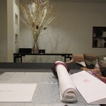 日本料理 TOBIUME - 吹抜け側の席