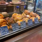 Pain du jour - お店には本店同様にハード系のパンを中心に焼きたてパンが並んでました。
       