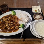 珍宴 - 牛肉のうま煮あんかけご飯¥1000-