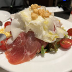 Ore No Furenchi Yokohama - ボリュームがあるし、チーズ、生ハムたっぷり野菜も美味しくコスパの良いサラダ