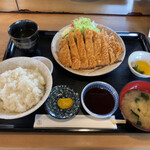 キッチンたうち - とんかつ定食」(上)