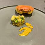 プレゼンテ スギ - 漁師さんからの贈り物、利根川藻屑蟹、内子外子のソース、クルトン、葱、編笠茸、サフランバターソース