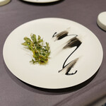 プレゼンテ スギ - 春の訪れ
      山三つ葉、芹、蕗の薹、烏賊、烏賊の肝大豆発酵ソースと烏賊墨のソース、ニワトコ新芽フリット