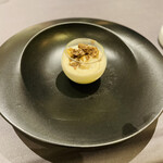 プレゼンテ スギ - 河豚のフラン
      虎河豚スープGV虎河豚発酵バターソテー、虎河豚白子ソース、虎河豚スープと軍鶏の玉子、春トリュフ