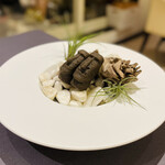 プレゼンテ スギ - 食べられなさそうで食べられる
      モアイフィナンシェ
      猪ラード、竹炭