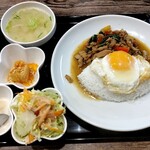 タイ国料理 ペンタイ - 鶏肉のﾊﾞｼﾞﾙ炒めご飯ｾｯﾄ