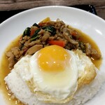 タイ国料理 ペンタイ - 鶏肉のﾊﾞｼﾞﾙ炒めご飯