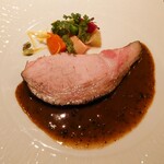 レ セゾン - 大地と海の恵みをマッサージした骨付き豚肉　色とりどりの春野菜を添えて