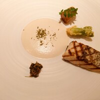 レ セゾン - 桜の葉を羽織った鰆のグリエとウド