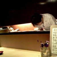 伊豆の旬 やんも 丸の内店 - カウンター席から厨房を望む