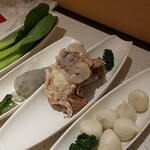 海底撈火鍋 - 左からチンゲン菜、エビつみれ、豚骨、魚卵入り魚肉団子