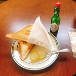 lil coffeestop - タコミート、トマト、チーズのホットサンド
