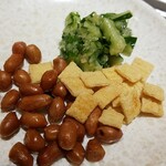 海底撈火鍋 - ナッツ、クリスピー、きゅうりを取り分ける