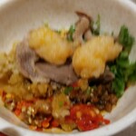 海底撈火鍋 - 豚骨、エビつみれを乗せる