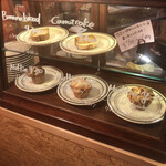 lil coffeestop - レジ前のショーケース