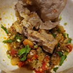 海底撈火鍋 - 豚骨は多めに取り分けられる