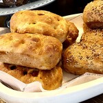 BLUE POPPY Bakery - トマトフォカッチャ、モロッカンフォカッチャ