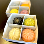 TOKYO PAO - white 豚まん,black 花椒まん,pink ルーローまん,green 油淋鶏まん,yellow カレーまん,blue 大学芋まんん,orange エビチリまん,purple 黒胡麻まん