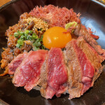 焼肉 腰塚 - 腰塚三昧丼 ざぶとんステーキ、牛しぐれ煮、コンビーフ