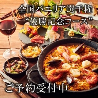 日本一のパエリアからステーキと呑み放題付のコースだ大人気！